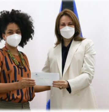 Entregan cheques entre 300 mil y un millón a ganadores de Bienal 2021