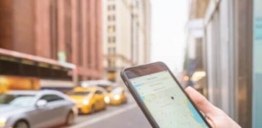 Unos 4,500 taxistas tradicionales pasarán a Uber en zonas turísticas