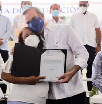 Presidente Abinader lleva alegría a Azua con 650 títulos de propiedad