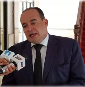 Abogados dicen es “ilegal” y “abusiva” declaratoria en desacato contra su presidente
